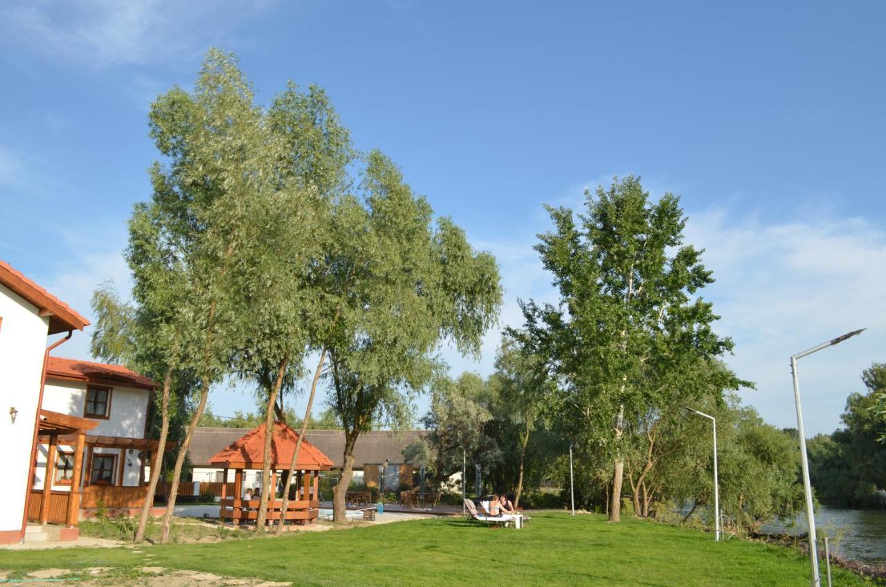 Dumbrava Hotel Uzlina Luaran gambar